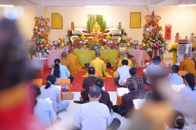 A bronze pouring rite to cast a great bell and a ritual to pray for national peace and prosperity, the ancestors at Phuc Hai Pagoda - Ha Tinh