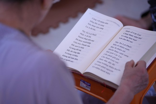 A bronze pouring rite to cast a great bell and a ritual to pray for national peace and prosperity, the ancestors at Phuc Hai Pagoda - Ha Tinh
