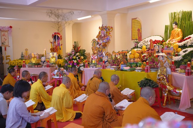 A bronze pouring rite to cast a great bell and a ritual to pray for national peace and prosperity, the ancestors at Phuc Hai Pagoda - Ha Tinh