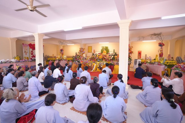 A bronze pouring rite to cast a great bell and a ritual to pray for national peace and prosperity, the ancestors at Phuc Hai Pagoda - Ha Tinh