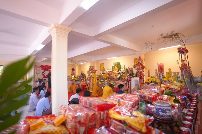 A bronze pouring rite to cast a great bell and a ritual to pray for national peace and prosperity, the ancestors at Phuc Hai Pagoda - Ha Tinh