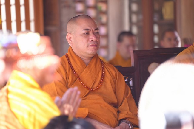 A bronze pouring rite to cast a great bell and a ritual to pray for national peace and prosperity, the ancestors at Phuc Hai Pagoda - Ha Tinh