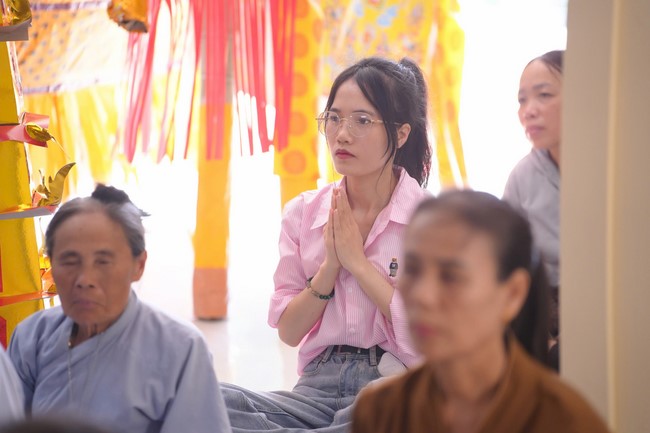 A bronze pouring rite to cast a great bell and a ritual to pray for national peace and prosperity, the ancestors at Phuc Hai Pagoda - Ha Tinh