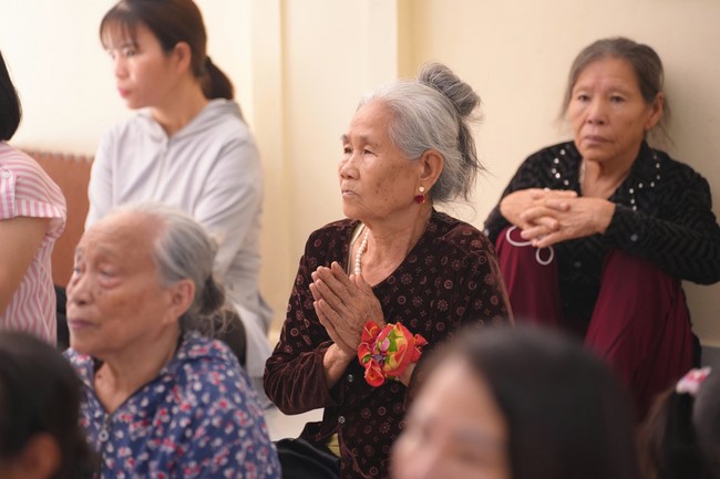 A bronze pouring rite to cast a great bell and a ritual to pray for national peace and prosperity, the ancestors at Phuc Hai Pagoda - Ha Tinh