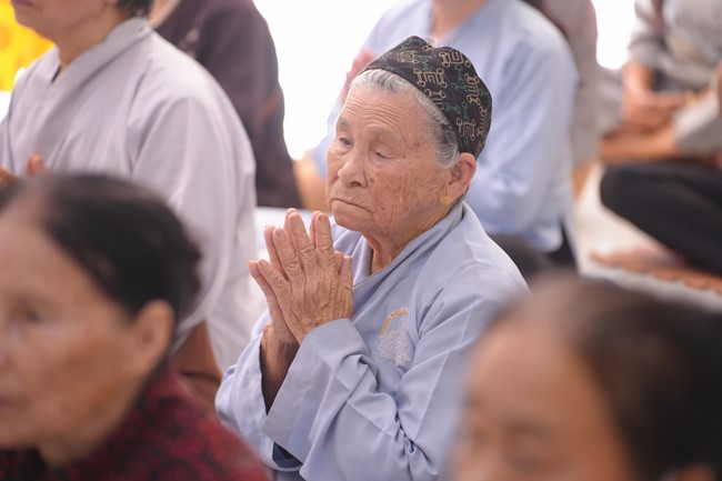 A bronze pouring rite to cast a great bell and a ritual to pray for national peace and prosperity, the ancestors at Phuc Hai Pagoda - Ha Tinh