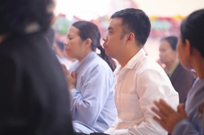 A bronze pouring rite to cast a great bell and a ritual to pray for national peace and prosperity, the ancestors at Phuc Hai Pagoda - Ha Tinh