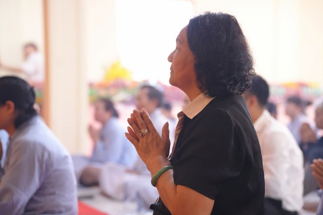 A bronze pouring rite to cast a great bell and a ritual to pray for national peace and prosperity, the ancestors at Phuc Hai Pagoda - Ha Tinh