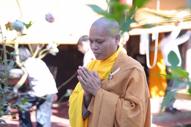 A bronze pouring rite to cast a great bell and a ritual to pray for national peace and prosperity, the ancestors at Phuc Hai Pagoda - Ha Tinh