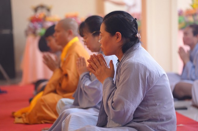 A bronze pouring rite to cast a great bell and a ritual to pray for national peace and prosperity, the ancestors at Phuc Hai Pagoda - Ha Tinh