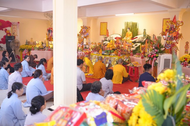 A bronze pouring rite to cast a great bell and a ritual to pray for national peace and prosperity, the ancestors at Phuc Hai Pagoda - Ha Tinh