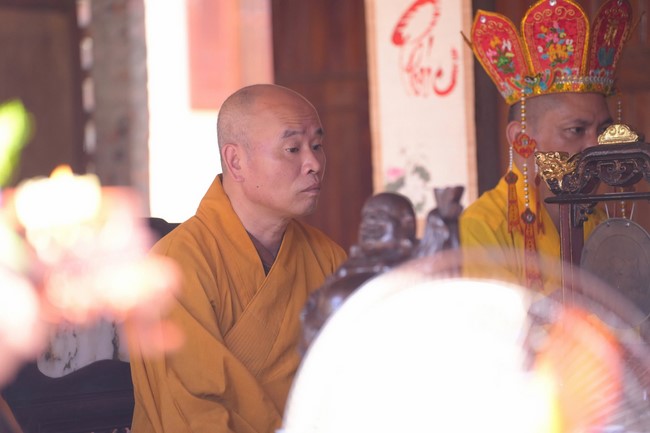 A bronze pouring rite to cast a great bell and a ritual to pray for national peace and prosperity, the ancestors at Phuc Hai Pagoda - Ha Tinh