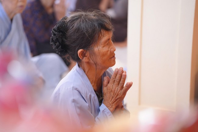 A bronze pouring rite to cast a great bell and a ritual to pray for national peace and prosperity, the ancestors at Phuc Hai Pagoda - Ha Tinh