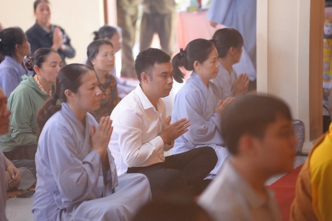 A bronze pouring rite to cast a great bell and a ritual to pray for national peace and prosperity, the ancestors at Phuc Hai Pagoda - Ha Tinh