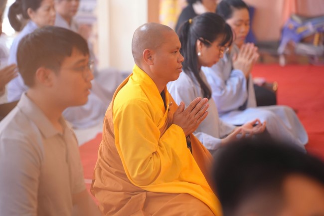A bronze pouring rite to cast a great bell and a ritual to pray for national peace and prosperity, the ancestors at Phuc Hai Pagoda - Ha Tinh