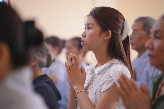 A bronze pouring rite to cast a great bell and a ritual to pray for national peace and prosperity, the ancestors at Phuc Hai Pagoda - Ha Tinh