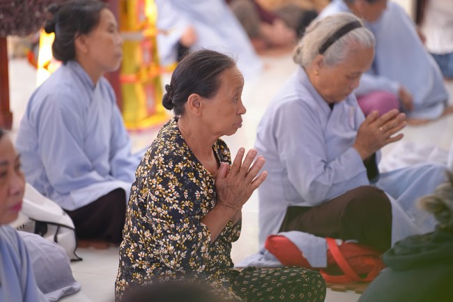 A bronze pouring rite to cast a great bell and a ritual to pray for national peace and prosperity, the ancestors at Phuc Hai Pagoda - Ha Tinh