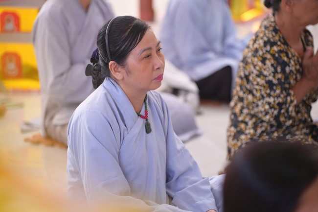 A bronze pouring rite to cast a great bell and a ritual to pray for national peace and prosperity, the ancestors at Phuc Hai Pagoda - Ha Tinh