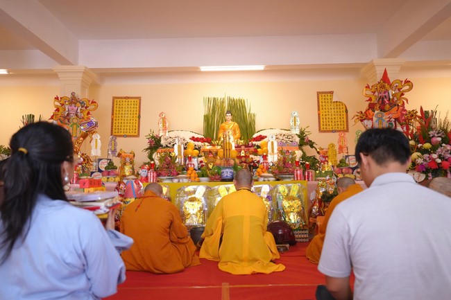 A bronze pouring rite to cast a great bell and a ritual to pray for national peace and prosperity, the ancestors at Phuc Hai Pagoda - Ha Tinh