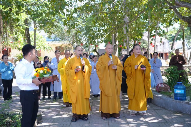 A bronze pouring rite to cast a great bell and a ritual to pray for national peace and prosperity, the ancestors at Phuc Hai Pagoda - Ha Tinh