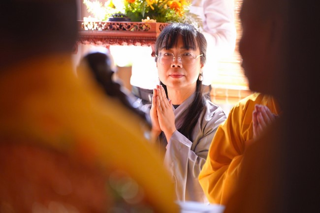 A bronze pouring rite to cast a great bell and a ritual to pray for national peace and prosperity, the ancestors at Phuc Hai Pagoda - Ha Tinh