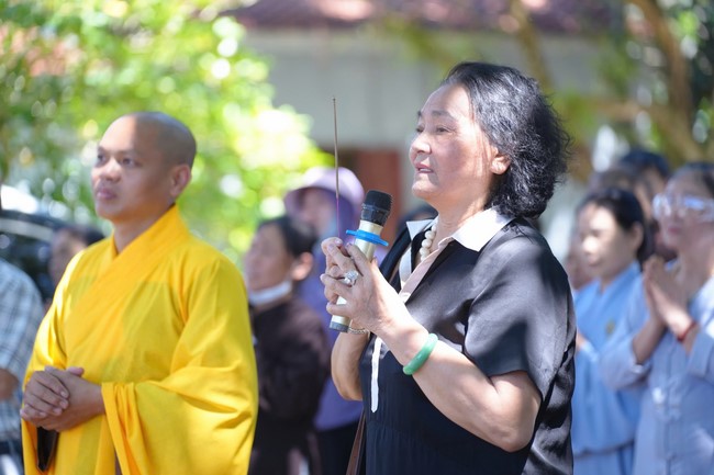 A bronze pouring rite to cast a great bell and a ritual to pray for national peace and prosperity, the ancestors at Phuc Hai Pagoda - Ha Tinh