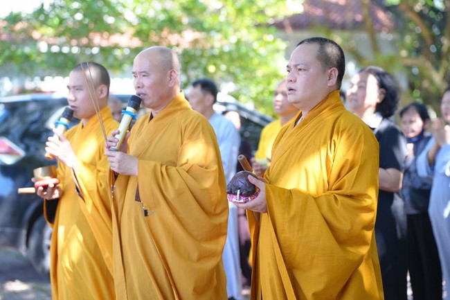 A bronze pouring rite to cast a great bell and a ritual to pray for national peace and prosperity, the ancestors at Phuc Hai Pagoda - Ha Tinh