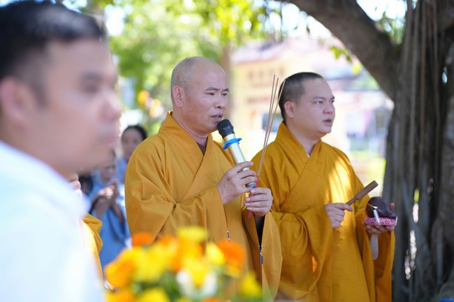 A bronze pouring rite to cast a great bell and a ritual to pray for national peace and prosperity, the ancestors at Phuc Hai Pagoda - Ha Tinh