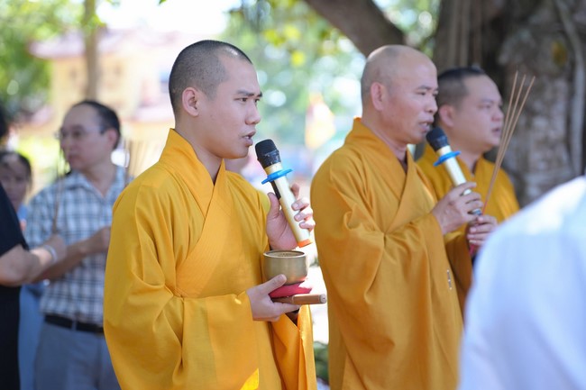 A bronze pouring rite to cast a great bell and a ritual to pray for national peace and prosperity, the ancestors at Phuc Hai Pagoda - Ha Tinh