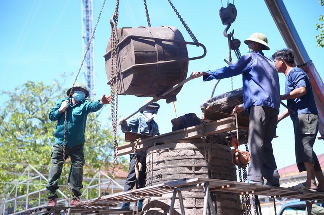 A bronze pouring rite to cast a great bell and a ritual to pray for national peace and prosperity, the ancestors at Phuc Hai Pagoda - Ha Tinh