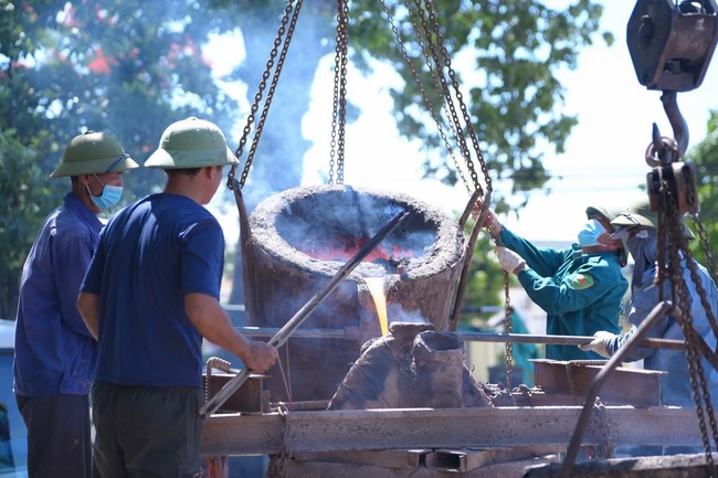 A bronze pouring rite to cast a great bell and a ritual to pray for national peace and prosperity, the ancestors at Phuc Hai Pagoda - Ha Tinh