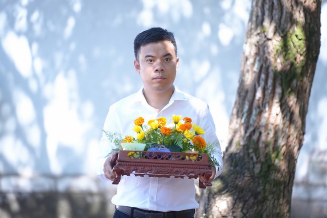 A bronze pouring rite to cast a great bell and a ritual to pray for national peace and prosperity, the ancestors at Phuc Hai Pagoda - Ha Tinh