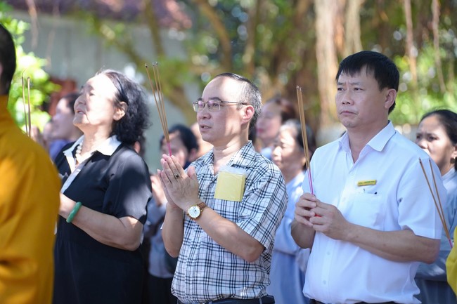 A bronze pouring rite to cast a great bell and a ritual to pray for national peace and prosperity, the ancestors at Phuc Hai Pagoda - Ha Tinh