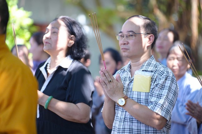 A bronze pouring rite to cast a great bell and a ritual to pray for national peace and prosperity, the ancestors at Phuc Hai Pagoda - Ha Tinh