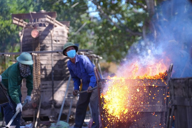 A bronze pouring rite to cast a great bell and a ritual to pray for national peace and prosperity, the ancestors at Phuc Hai Pagoda - Ha Tinh