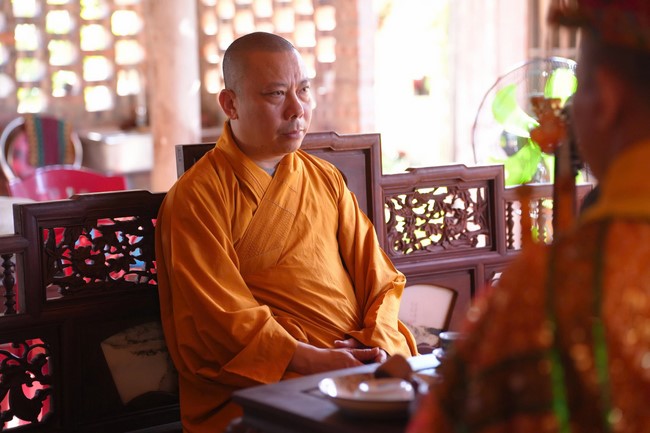 A bronze pouring rite to cast a great bell and a ritual to pray for national peace and prosperity, the ancestors at Phuc Hai Pagoda - Ha Tinh