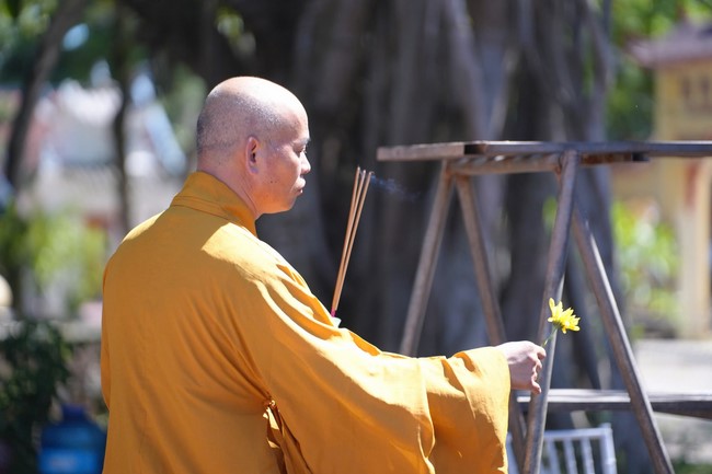 A bronze pouring rite to cast a great bell and a ritual to pray for national peace and prosperity, the ancestors at Phuc Hai Pagoda - Ha Tinh
