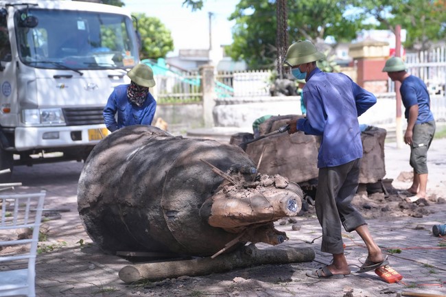 A bronze pouring rite to cast a great bell and a ritual to pray for national peace and prosperity, the ancestors at Phuc Hai Pagoda - Ha Tinh
