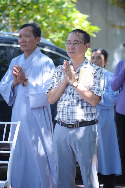A bronze pouring rite to cast a great bell and a ritual to pray for national peace and prosperity, the ancestors at Phuc Hai Pagoda - Ha Tinh