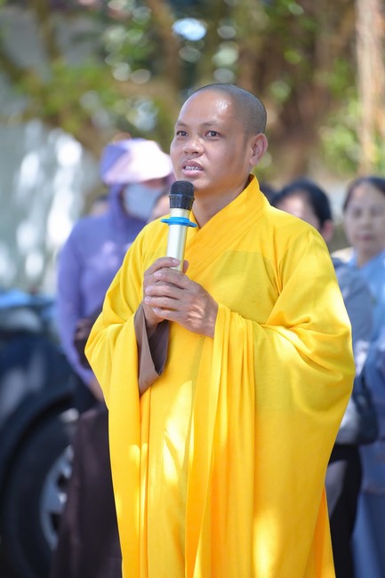 A bronze pouring rite to cast a great bell and a ritual to pray for national peace and prosperity, the ancestors at Phuc Hai Pagoda - Ha Tinh