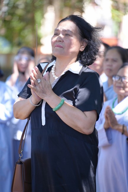 A bronze pouring rite to cast a great bell and a ritual to pray for national peace and prosperity, the ancestors at Phuc Hai Pagoda - Ha Tinh