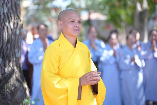 A bronze pouring rite to cast a great bell and a ritual to pray for national peace and prosperity, the ancestors at Phuc Hai Pagoda - Ha Tinh