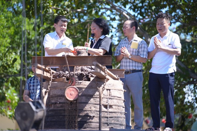 A bronze pouring rite to cast a great bell and a ritual to pray for national peace and prosperity, the ancestors at Phuc Hai Pagoda - Ha Tinh