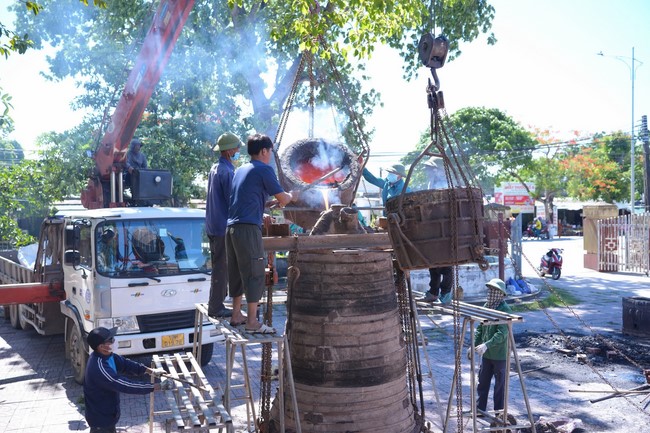 A bronze pouring rite to cast a great bell and a ritual to pray for national peace and prosperity, the ancestors at Phuc Hai Pagoda - Ha Tinh