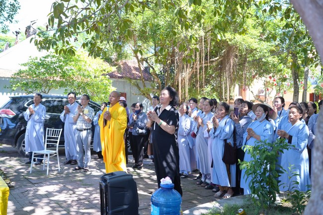 A bronze pouring rite to cast a great bell and a ritual to pray for national peace and prosperity, the ancestors at Phuc Hai Pagoda - Ha Tinh