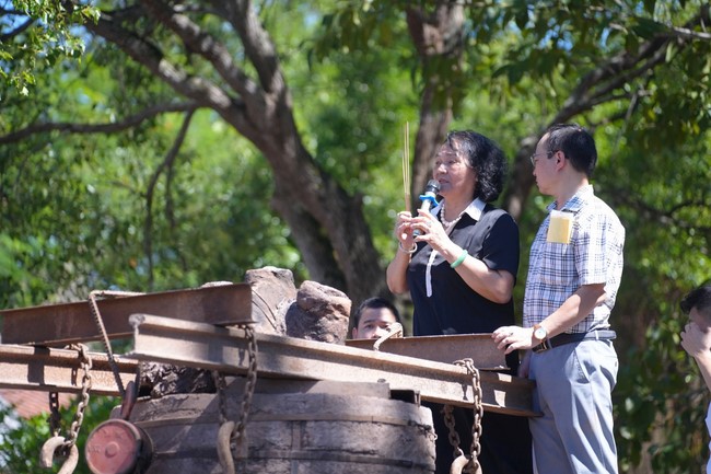 A bronze pouring rite to cast a great bell and a ritual to pray for national peace and prosperity, the ancestors at Phuc Hai Pagoda - Ha Tinh