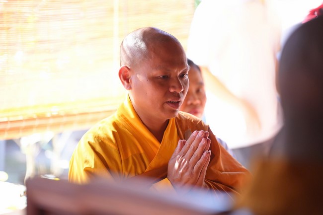 A bronze pouring rite to cast a great bell and a ritual to pray for national peace and prosperity, the ancestors at Phuc Hai Pagoda - Ha Tinh