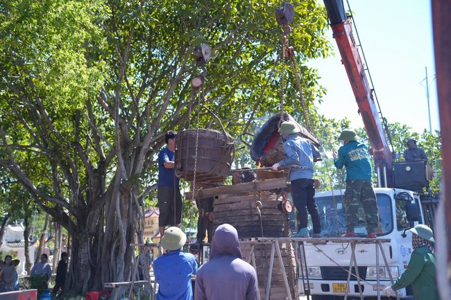 A bronze pouring rite to cast a great bell and a ritual to pray for national peace and prosperity, the ancestors at Phuc Hai Pagoda - Ha Tinh