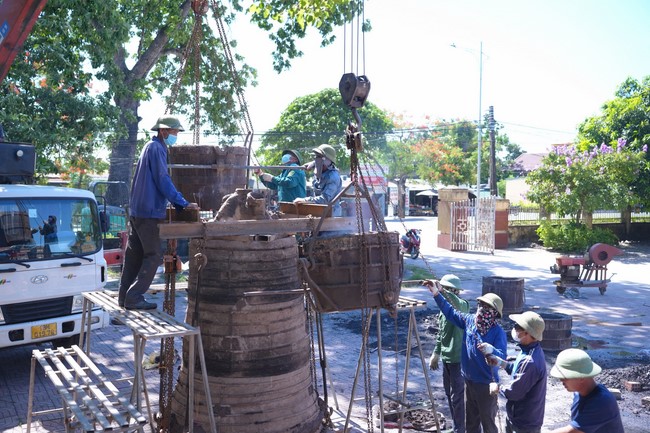 A bronze pouring rite to cast a great bell and a ritual to pray for national peace and prosperity, the ancestors at Phuc Hai Pagoda - Ha Tinh