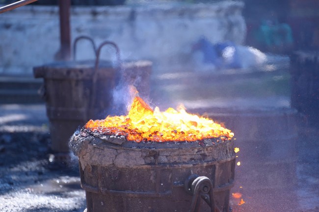 A bronze pouring rite to cast a great bell and a ritual to pray for national peace and prosperity, the ancestors at Phuc Hai Pagoda - Ha Tinh