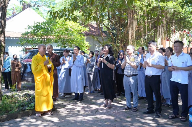 A bronze pouring rite to cast a great bell and a ritual to pray for national peace and prosperity, the ancestors at Phuc Hai Pagoda - Ha Tinh